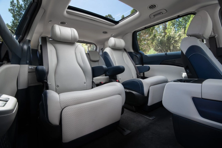 Research The 2025 Kia Carnival MPV in Orlando